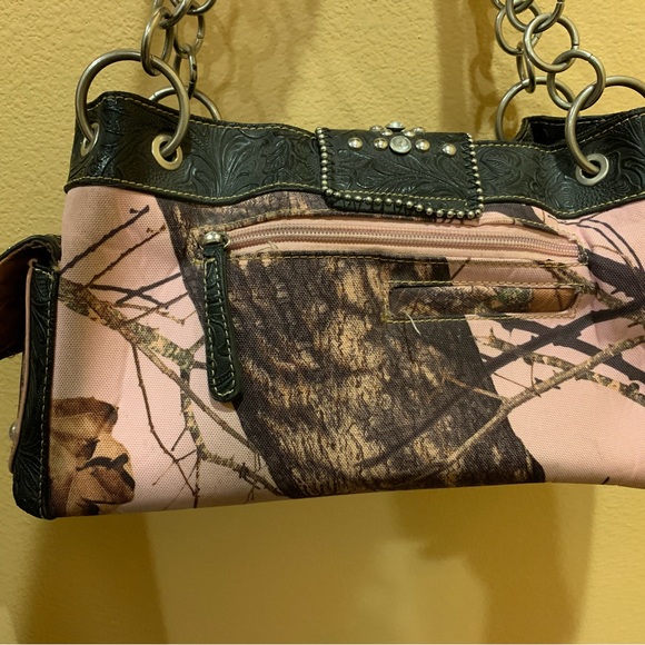 Mossy Oak buckle accent camo handbag - Picture 3 of 6